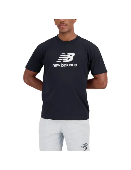 Camiseta New Balance Essentials Stacked Logo |NEW BALANCE |Roupa de padel