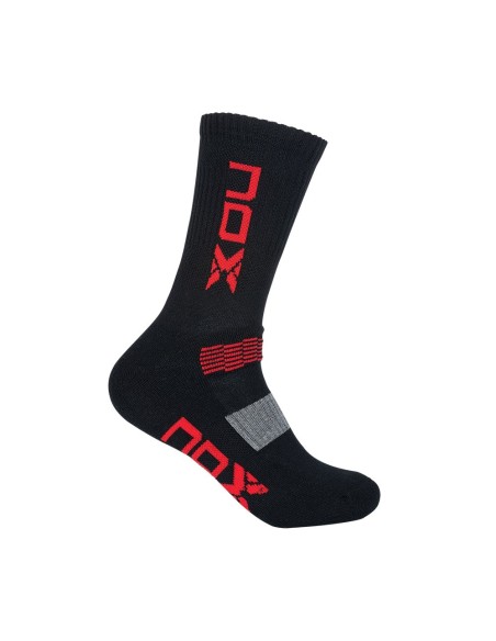 CALCETINES TﾉCNICOS MEDIA CAﾑA NOX NEGRO LOGO ROJO VERTICAL CAHMCNLVR |NOX |Roupa de padel